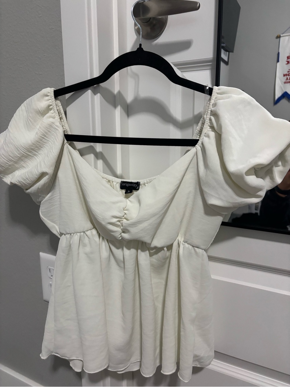 Women’s Cream Puff-Sleeve Blouse